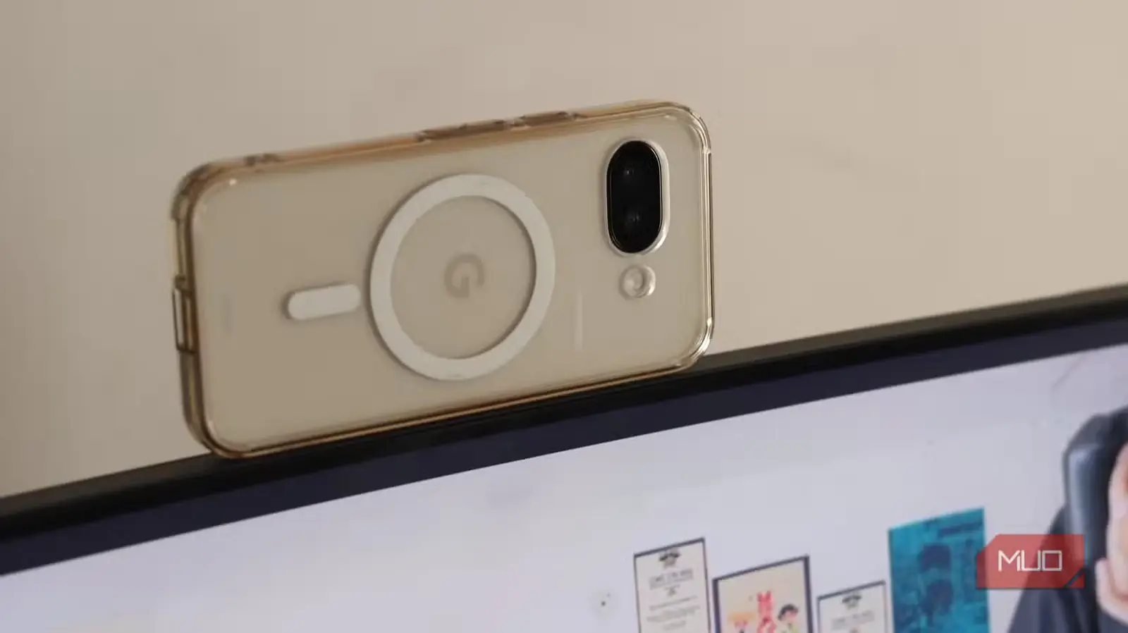 گوشی Pixel9a نصبشده روی نمایشگر برای استفاده بهعنوان وبکم