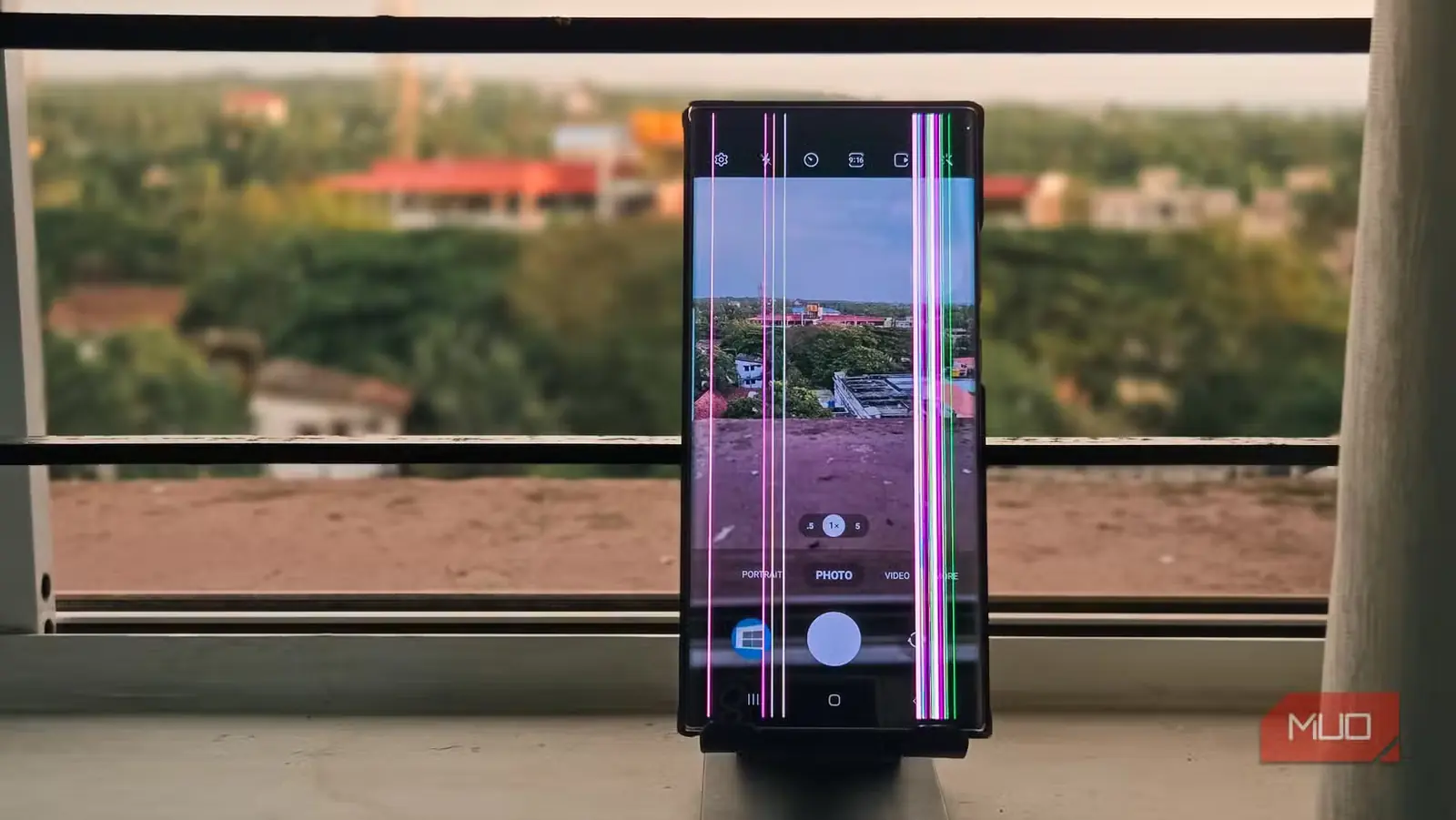گوشی Galaxy Note 20 Ultra با صفحهنمایش آسیبدیده و برنامهٔ دوربین باز
