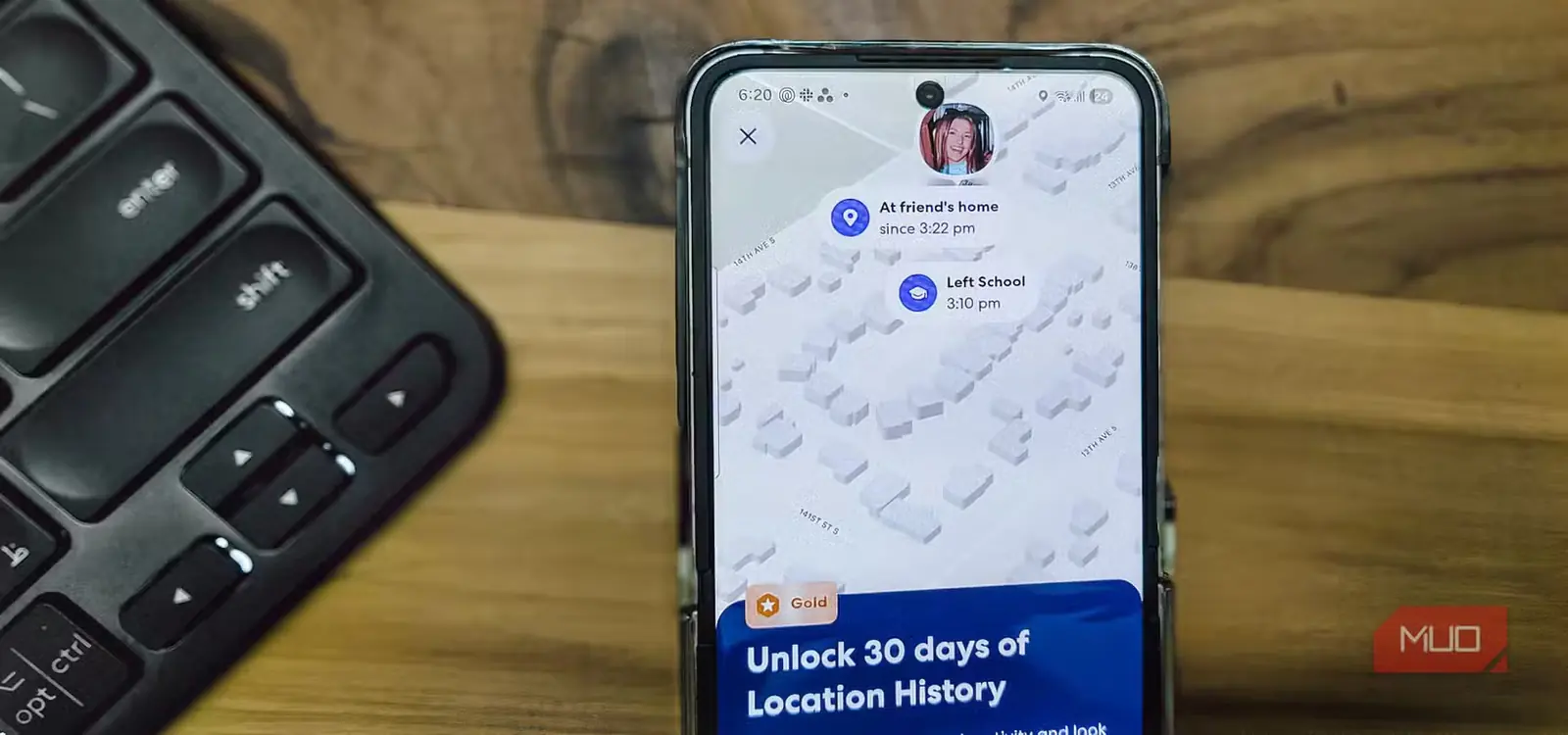 برنامهٔ Life360 بازشده روی گوشی Samsung Galaxy Z Flip 6 قرارگرفته روی میز چوبی