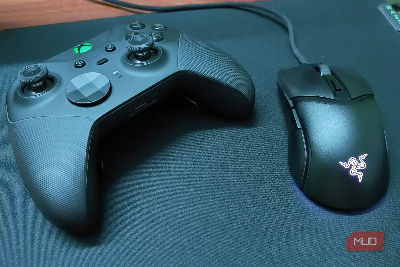 دسته Xbox Elite Series 2 در کنار ماوس سیمی Razer