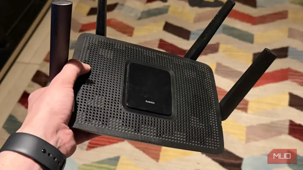 روتر قدیمی و خاک‌گرفته‌ای که همچنان می‌تواند نقطه دسترسی Wi-Fi، سرور WireGuard و ذخیره‌ساز NAS باشد