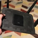 روتر قدیمی و خاک‌گرفته‌ای که همچنان می‌تواند نقطه دسترسی Wi-Fi، سرور WireGuard و ذخیره‌ساز NAS باشد