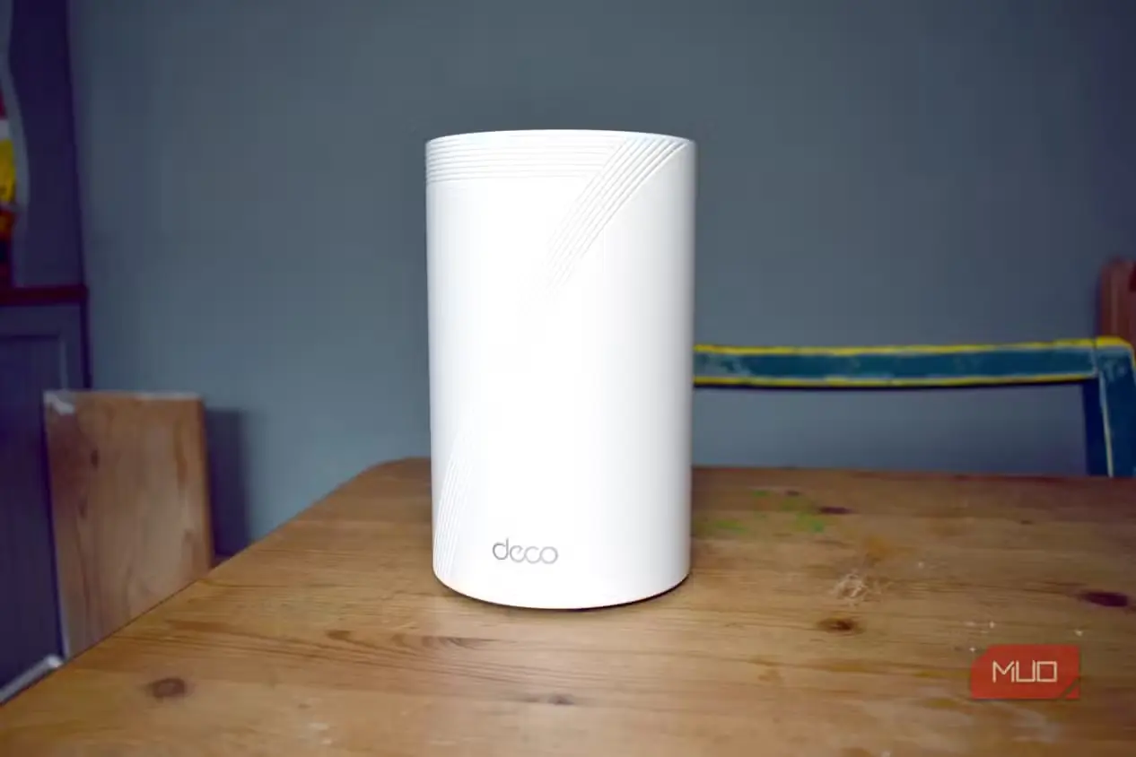 روتر TP-Link Deco BE65 با Wi-Fi 7 روی میز
